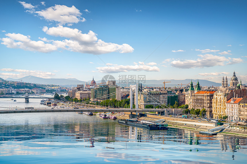 布达佩斯桥和议会夏季日图片