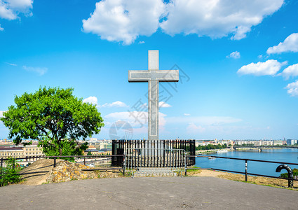 在布达佩斯上空的宗教上就在河边这个展示了布达佩斯人民是如何宗教的图片