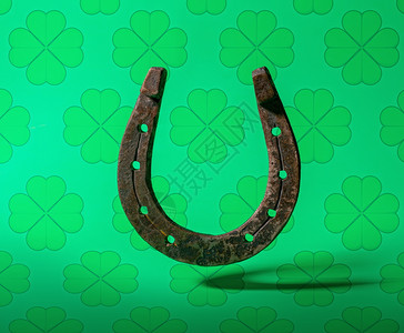 古老的幸运马蹄木符号加上亮的绿色背景和叶树马蹄木绿色背景图片