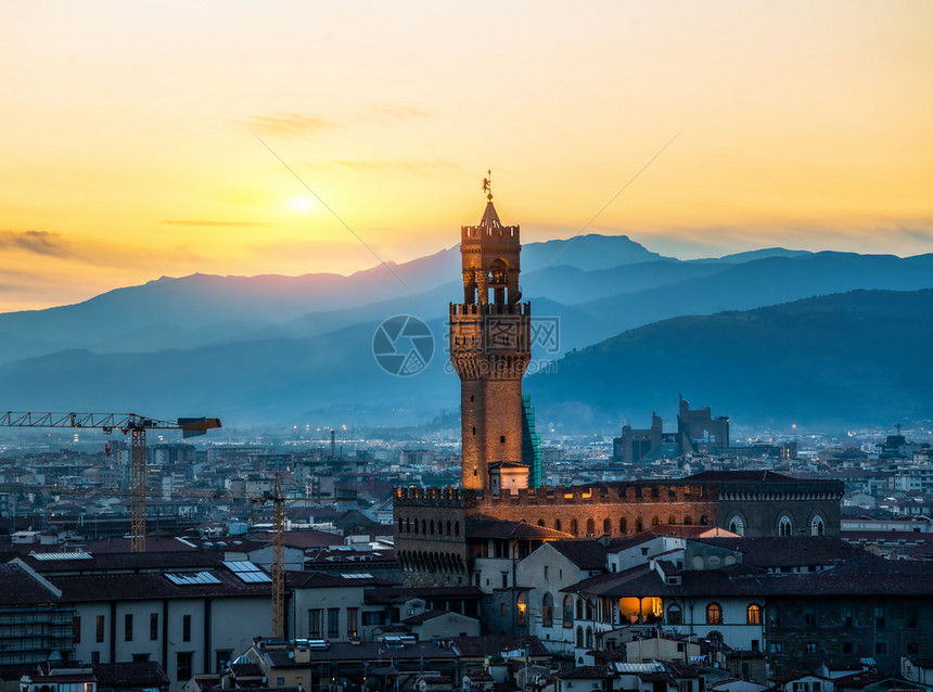 著名的佛罗伦萨塔和日出时的城市风景图片