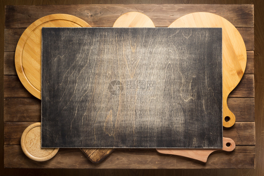 以生锈木板背景的比萨饼切面板最高视图图片