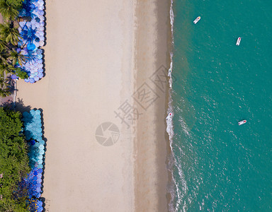 彩色雨伞海滩和绿的空中景象有文字空间泰国清布里省帕塔亚旅游或度假的阳光夏日或背景背景图片