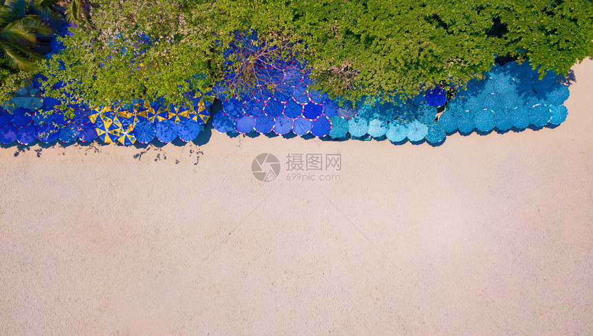 彩色雨伞海滩和绿的空中景象有文字空间泰国清布里省帕塔亚旅游或度假的阳光夏日或背景图片