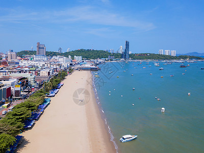 在巴塔亚海夏季滩和城市的蓝色天空中游览船只泰国姜布里省背景图片