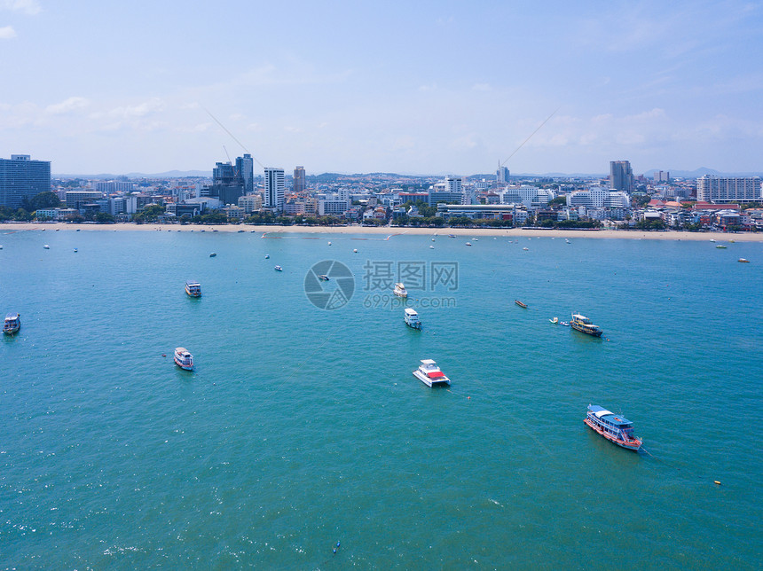 在巴塔亚海夏季滩和城市的蓝色天空中游览船只泰国姜布里省图片