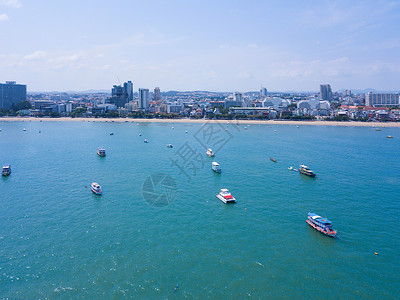 在巴塔亚海夏季滩和城市的蓝色天空中游览船只泰国姜布里省图片