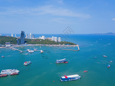 在巴塔亚海夏季滩和城市的蓝色天空中游览船只泰国姜布里省背景图片