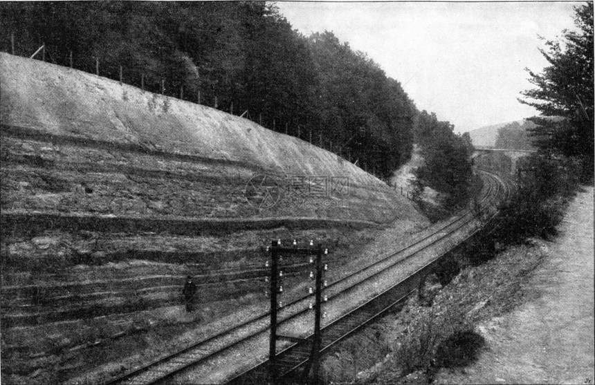 铁路战壕通过碳纤维岩了一小部分面貌上有一些细的分层刻有古老的插图190年宇宙与人类图片