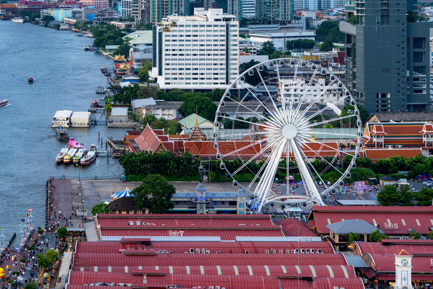泰国首都曼谷市中心日落时分有摩天大楼图片