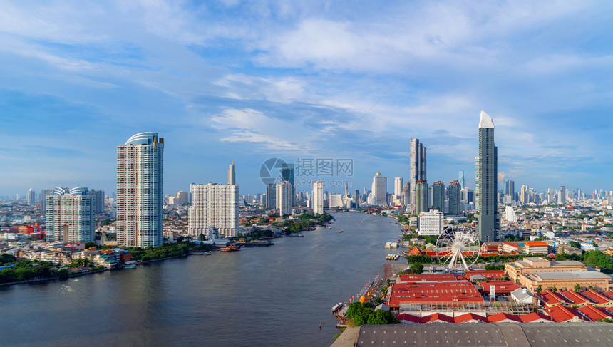 泰国首都曼谷市中心日落时分有摩天大楼图片
