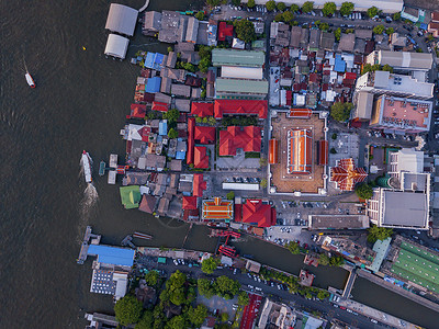 圣殿的空中景象是泰国建筑的WatDevarajKunchornWorawihan红色屋顶的封闭背景图片