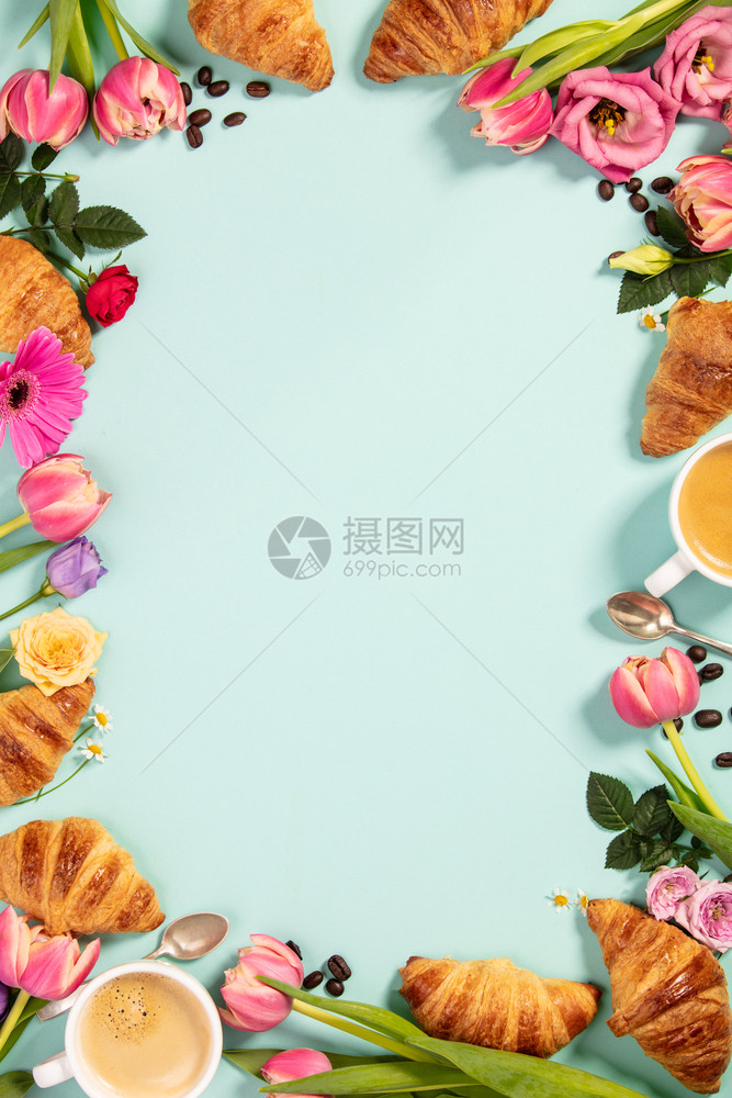 早晨咖啡羊角面包和蓝色背景的美丽花朵舒适的早餐框架博客杂志网络设计师社交媒体和艺术家的平面布局图片