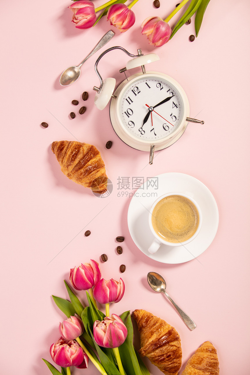 早上咖啡羊角面包闹钟和漂亮的花朵舒适早餐为博客杂志网络设计师社交媒体和艺术家制作的平面布料图片