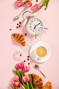 咖啡闹钟早上咖啡羊角面包闹钟和漂亮的花朵舒适早餐为博客杂志网络设计师社交媒体和艺术家制作的平面布料背景