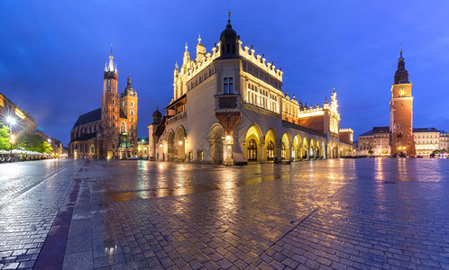 布代内克中世纪主要市场广全景与圣玛丽克洛特大厅和波兰克拉科夫老城市政厅楼的BasilicaClothHall和ToworHall塔背景