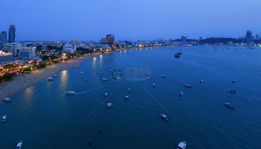 在巴塔亚海夜间滩和蓝天的城市中游览船只泰国姜布里省图片