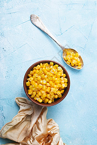 甜的玉米在饭桌上的碗中玉米图片