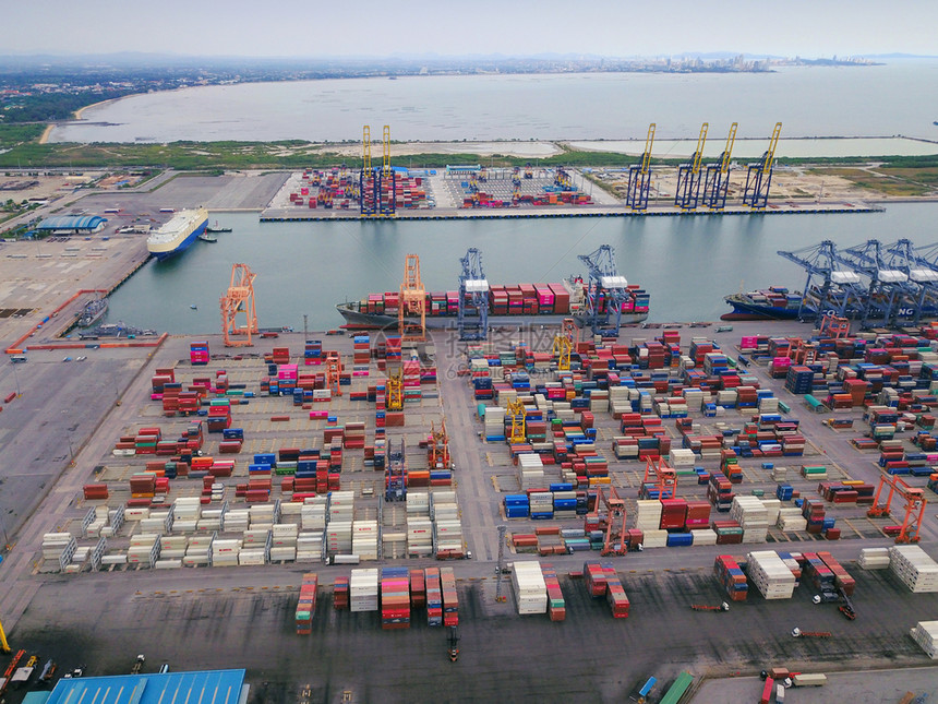 集装箱货船在城市进出口业务和物流国际货进出口业务中以及城市国际货物流中的航空最高视野图片