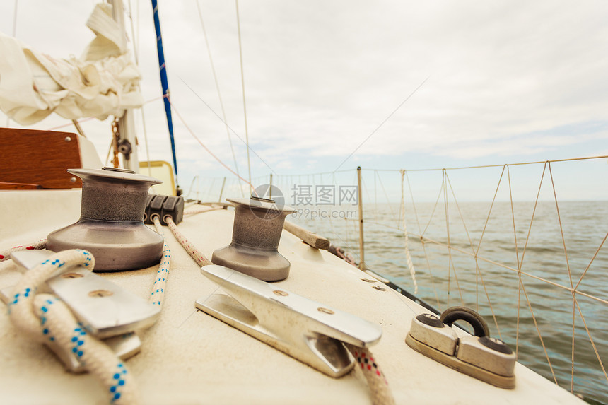 在游轮航行期间悬挂绳索的帆船海洋物体概念游轮航行期间悬挂帆船的雅赫特图片