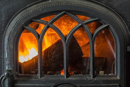 家用壁炉烧火柴的关闭暖和家用壁炉烧火柴的关闭图片