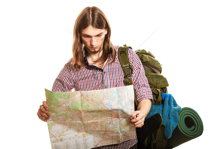 旅行时的男游客背包员阅读年轻旅行者寻找方向指南男背包暑假旅行孤立在白色背景上男游客包员阅读夏季旅行图片