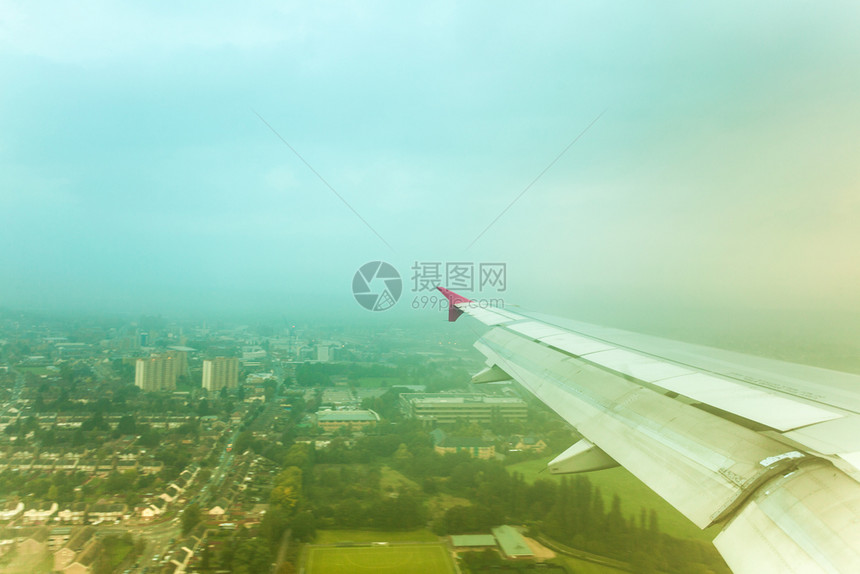 飞机窗口看到机翼和城市图片