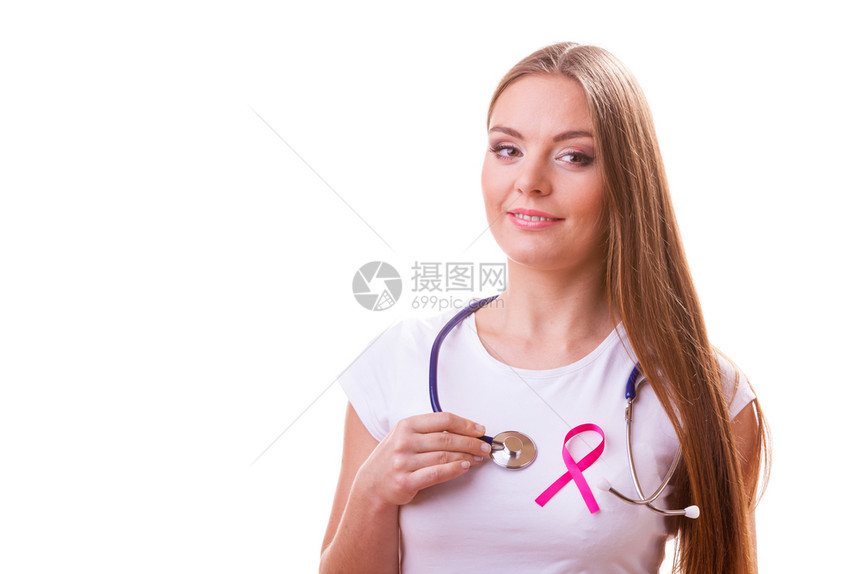 胸前带有听诊器和粉色丝带辅助标志的女医生保健治疗乳腺癌认识概念胸前带有粉色丝辅助标志和听诊器的妇女胸前带有粉色丝辅助标志和听诊器图片