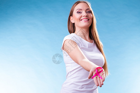 保健和医药概念妇女用手显示粉色乳腺癌认识丝带与蓝色对抗图片