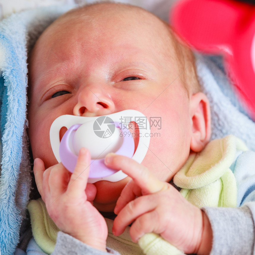 婴儿护理童年概念的美丽婴儿出生后在床上平静睡着嘴里有茶婴儿出生后用茶睡在嘴里婴儿出生后童年概念的美丽婴儿出生后平静地睡在床上嘴里图片