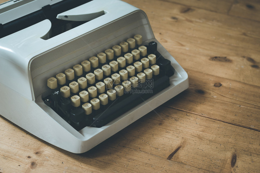 木制桌上的旧式打字机图片