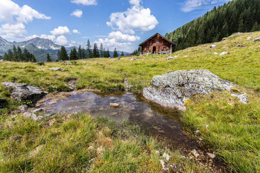 奥地利的山丘小屋阿尔卑斯山脉的自然景观图片