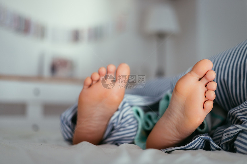 女孩与赤裸的饲料躺在她床铺上早图片
