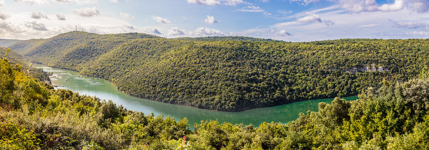 克罗地亚的风景林河流和蓝天云图片