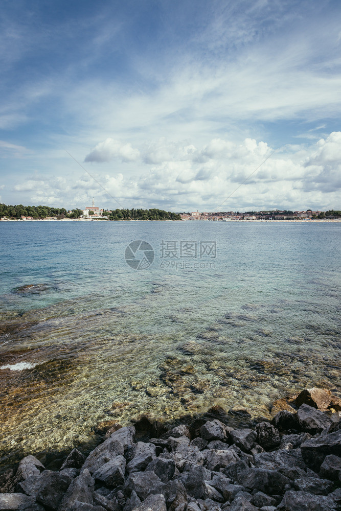 靠近克罗地亚文杰的美丽海湾清水和石土海滩图片