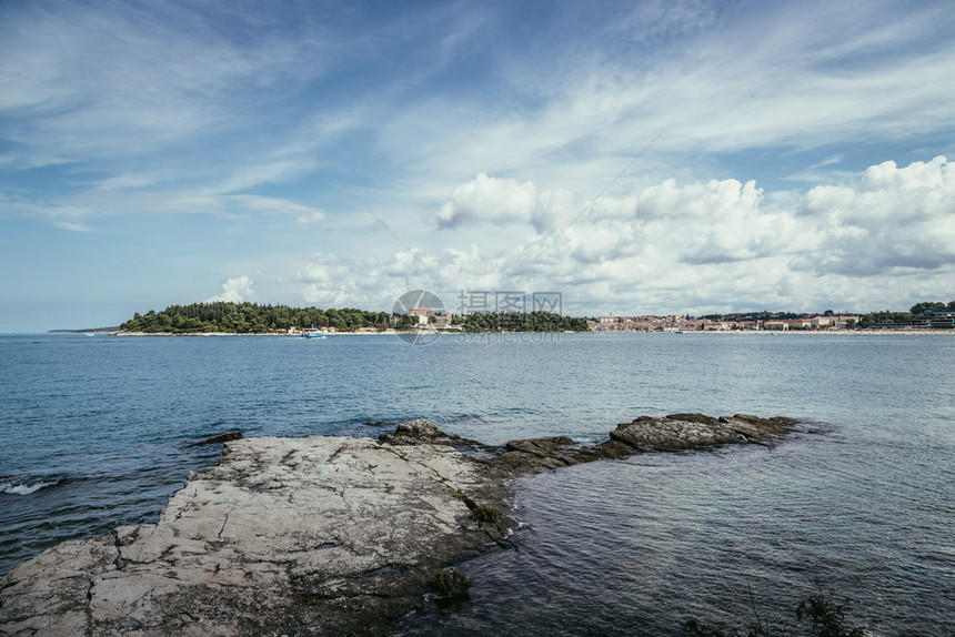 靠近克罗地亚文杰的美丽海湾清水和石土海滩图片