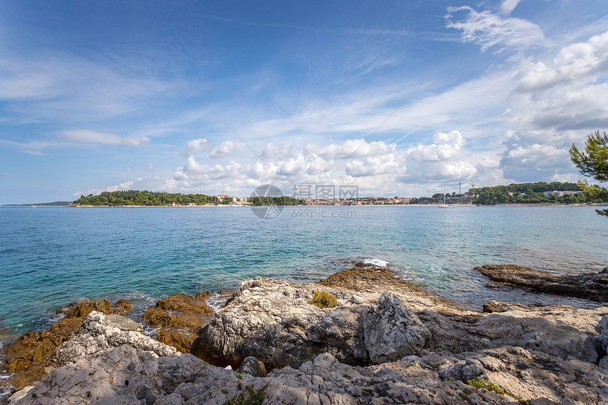靠近克罗地亚文杰的美丽海湾清水和石土海滩图片