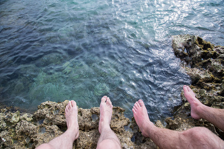 沙滩上两个男人的腿放松图片