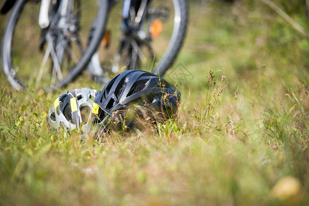 草地的自行车头盔旅图片