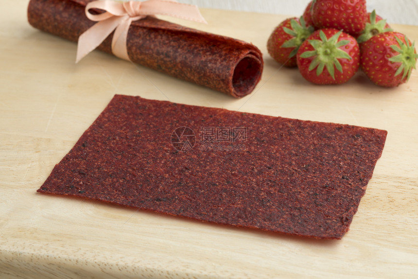 土制草莓水果皮作为天然甜点和新鲜草莓图片