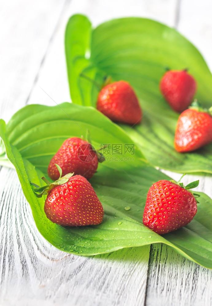 绿叶上的新鲜草莓顶视图图片