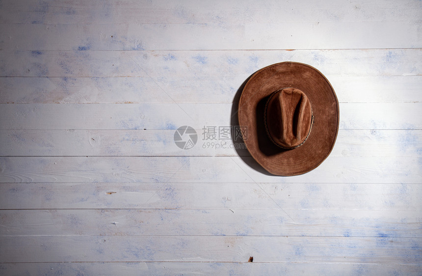 古典棕色牛仔帽挂在旧谷仓的木板墙上图片