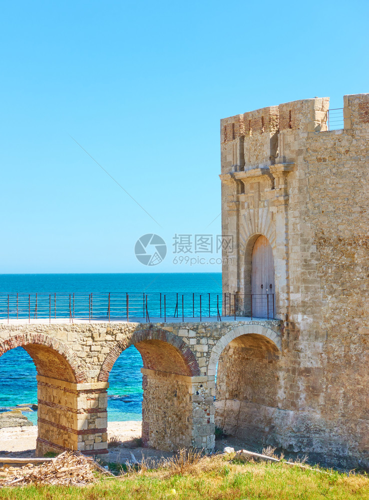 意大利西里岛锡拉丘兹海边旧堡垒图片