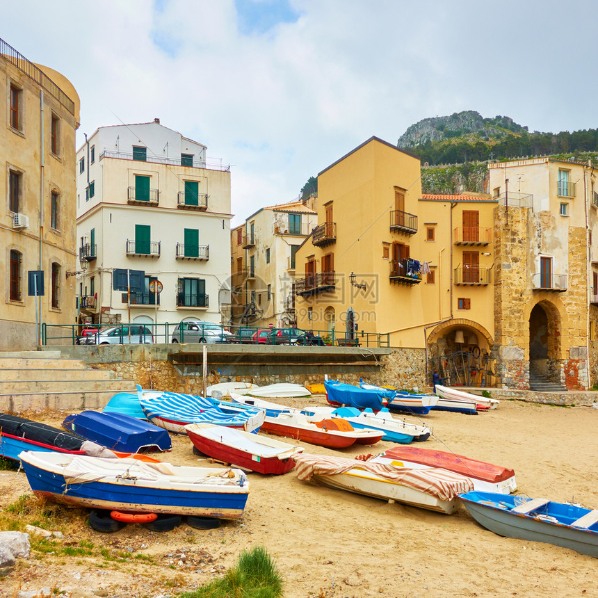 意大利西里法卢海岸上的船和边旧房子图片
