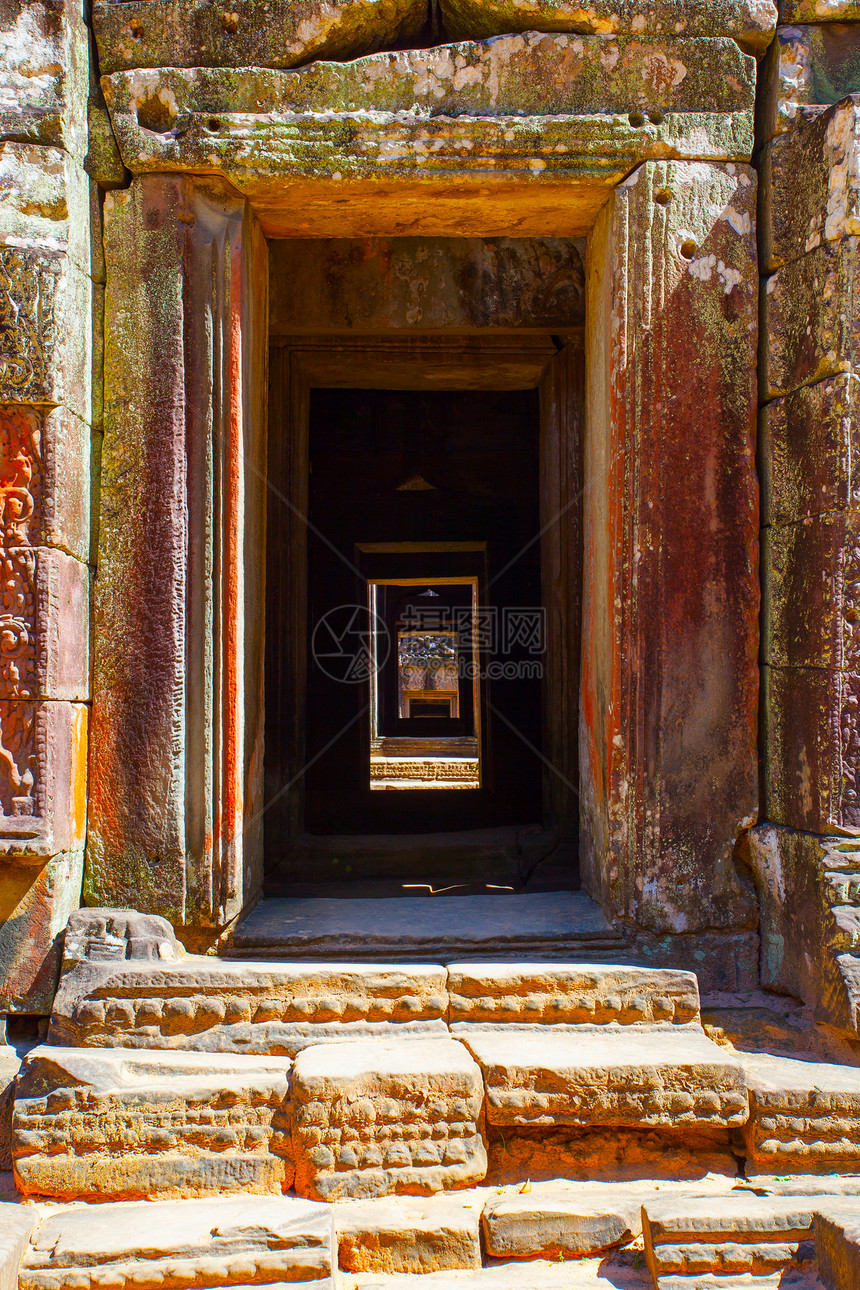 柬埔寨暹粒吴哥的古老大门图片