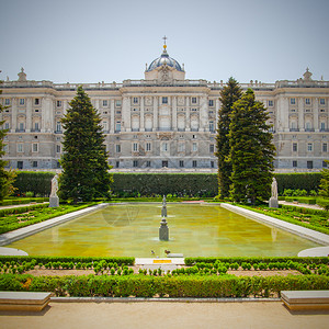 萨巴蒂尼花园和西班牙马德里皇宫后边的萨巴蒂尼花园图片