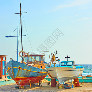 在塞浦路斯AyiaNapa的干船停泊场靠的丰富多彩老渔船图片