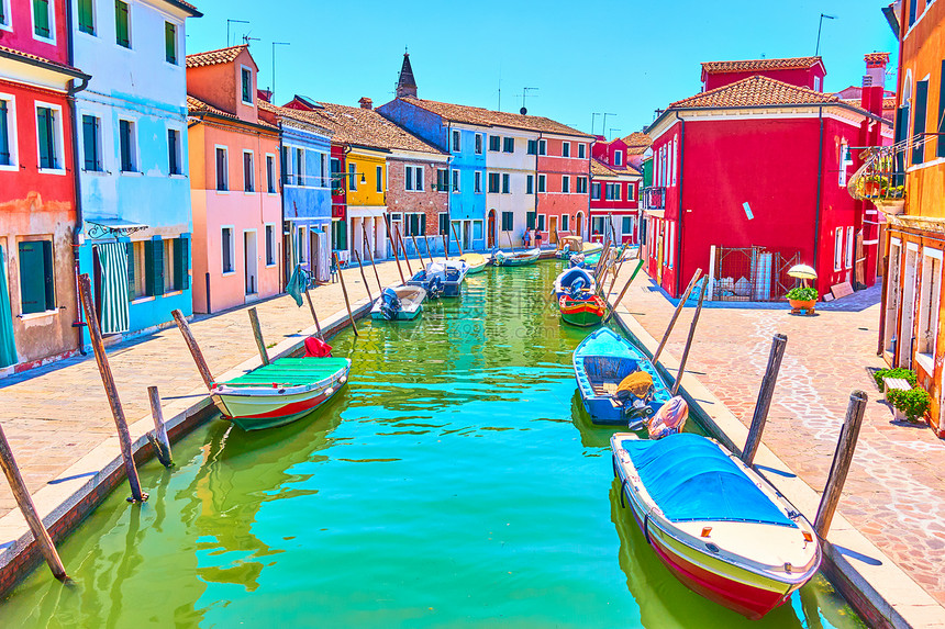 在意大利威尼斯Burano的运河与船只和多姿彩的房屋视角图片