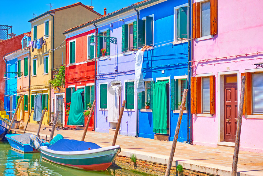 意大利威尼斯布拉诺岛的运河及其船只和多彩房屋图片