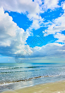 桑迪海滩和白云在天空中图片