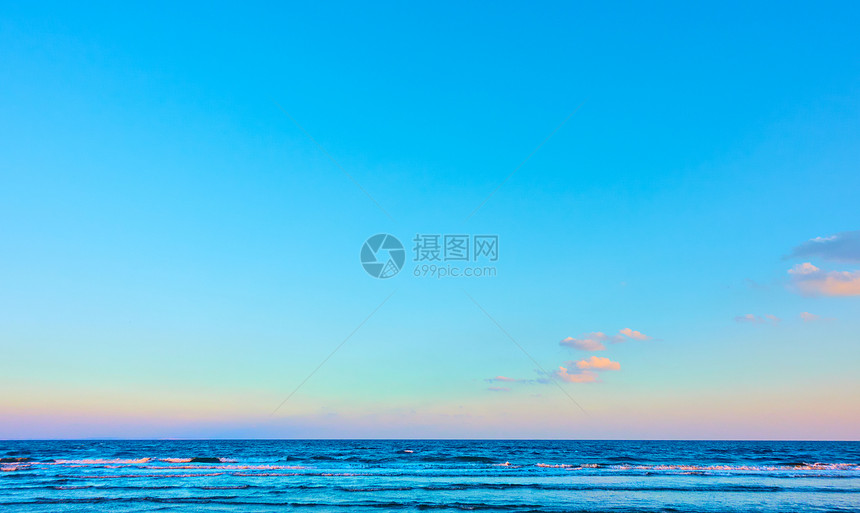 有海平线和几乎清晰的蓝天空全景大海具有大量文字空间的背景图片